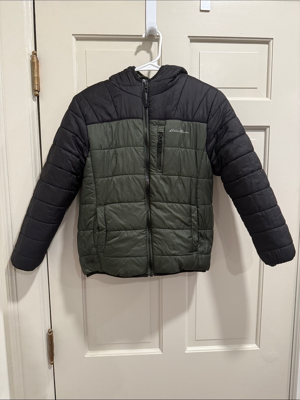 Eddie Bauer Reversible Hooded Puffer Jacket in Olive Green/Black Sz M (8/10)